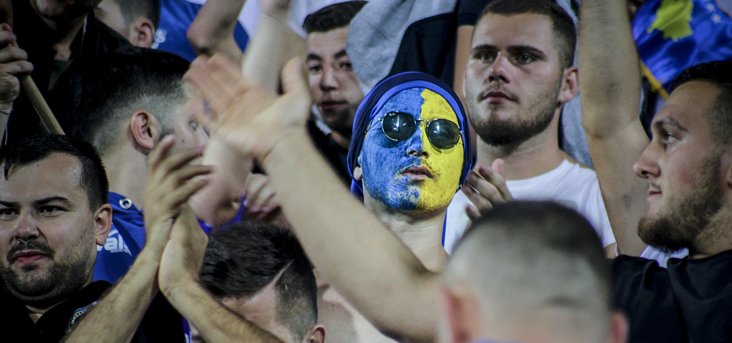 Plava, žuta, bela — fudbal, politika, identitet