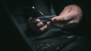 Kur një SMS zbraz llogarinë