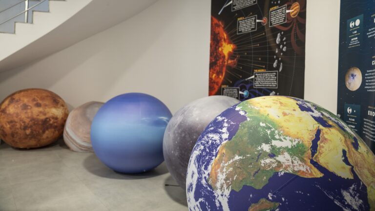 Një sy larg gjithësisë